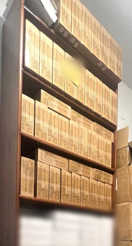 Cajas de producto en las estanterías del almacén de Valencia
